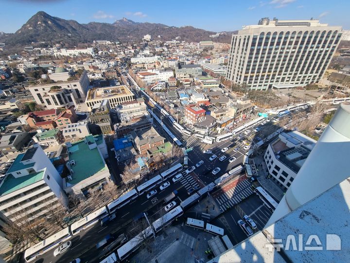 [서울=뉴시스] 김금보 기자 = 윤석열 대통령 탄핵 심판 5차 변론기일인 지난달 4일 오후 서울 종로구 헌법재판소 인근 안국역 사거리에 경찰 차벽이 세워져 있다. 2025.02.04. kgb@newsis.com