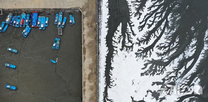 [화성=뉴시스] 김종택 기자 = 전국 대부분 지역에 한파특보가 발효된 4일 경기도 화성시 우정읍 매향항 일대가 꽁꽁 얼어있다. 2025.02.04. jtk@newsis.com