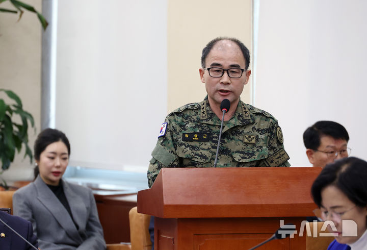 [서울=뉴시스] 고승민 기자 = 곽종근 전 특수전사령관이 4일 서울 여의도 국회에서 열린 윤석열 정부의 비상계엄 선포를 통한 내란혐의 진상규명 국정조사특별위원회의 2차 청문회에서 의원 질의에 답하고 있다. 2025.02.04. kkssmm99@newsis.com