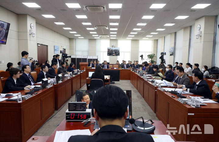 [서울=뉴시스] 고승민 기자 = 곽종근 전 특수전사령관이 4일 서울 여의도 국회에서 열린 윤석열 정부의 비상계엄 선포를 통한 내란혐의 진상규명 국정조사특별위원회의 2차 청문회에서 안규백 위원장이 회의를 주재하고 있다. 2025.02.04. kkssmm99@newsis.com