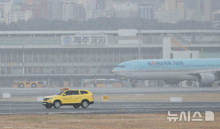 [제주=뉴시스] 우장호 기자 = 한파가 기승을 부린 지난달 4일 오후 제주국제공항에 강한 눈이 내리자 활주로 노면 결빙 상태를 파악하기 위해 한국공항공사 차량이 이동하고 있다. 2025.02.04. woo1223@newsis.com