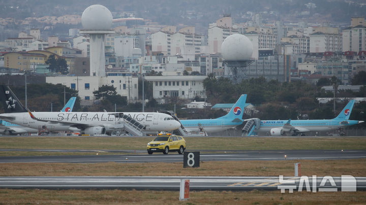 [제주=뉴시스] 제주국제공항에서 항공기가 활주로에 착륙한 모습. woo1223@newsis.com
