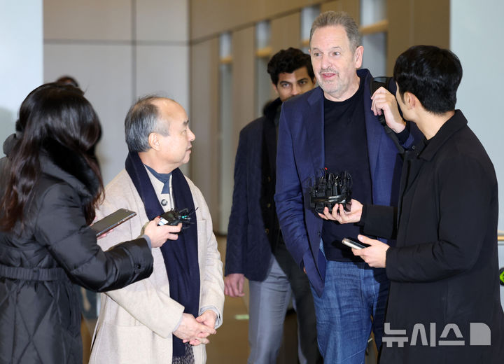 [서울=뉴시스] 이영환 기자 = 르네 하스 Arm 최고경영자(CEO)가 4일 오후 서울 서초구 삼성전자 서초사옥에서 이재용 삼성전자 회장, 샘 올트먼 오픈AI CEO, 손정의 소프트뱅크 그룹 회장과 회동을 마친 후 취재진의 질문에 답하고 있다. 왼쪽은 두 번째는 손 회장. 2025.02.04. 20hwan@newsis.com