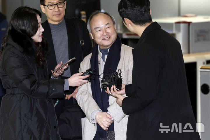 [서울=뉴시스] 최동준 기자 = 손정의 소프트뱅크 그룹 회장이 4일 오후 서울 서초구 삼성전자 서초사옥에서 이재용 삼성전자 회장, 샘 올트먼 오픈AI 최고경영자(CEO)와 회동을 마친 후 취재진 질문에 답변하고 있다. 2025.02.04. photocdj@newsis.com