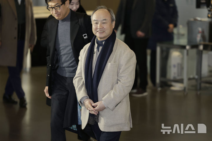 [서울=뉴시스] 최동준 기자 =손정의(孫正義·일본명 손 마사요시) 일본 소프트뱅크그룹(SBG) 회장 겸 사장은 미국·일본 공동 국부 펀드를 설립하는 구상을 제안했다고 파이낸셜타임스(FT)가 25일(현지 시간) 보도했다. 사진은 손 회장이 지난 2월 4일 오후 서울 서초구 삼성전자 서초사옥에서 이재용 삼성전자 회장, 샘 올트먼 오픈AI 최고경영자(CEO)와 회동을 마친 후 이동하고 있는 모습 2025.05.25. photocdj@newsis.com
