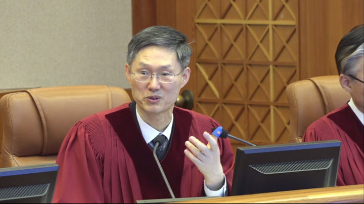 [서울=뉴시스] 문형배 헌법재판소장 권한대행이 4일 서울 종로구 헌법재판소에서 열린 윤석열 대통령 탄핵심판 5차 변론을 진행하고 있다. (사진=헌법재판소 제공) 2025.02.04. photo@newsis.com *재판매 및 DB 금지