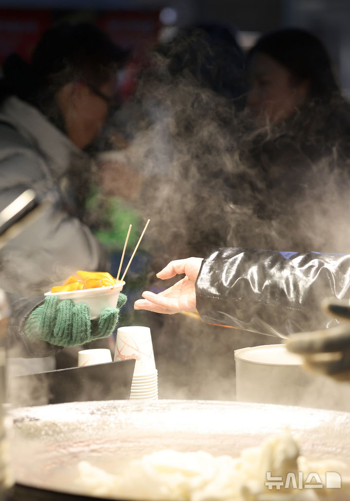 [서울=뉴시스] 김진아 기자 = 전국 대부분 지역에 한파 특보가 내려진 4일 서울 중구 명동에서 외국인 관광객들이 어묵국물과 떡볶이를 먹으며 몸을 녹이고 있다. 2025.02.04. bluesoda@newsis.com