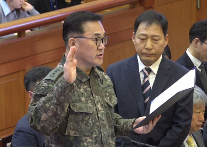 [서울=뉴시스] 여인형 전 국군방첩사령관이 지난 4일 서울 종로구 헌법재판소에서 열린 윤석열 대통령 탄핵심판 5차 변론기일에 증인으로 출석해 증인선서를 하고 있다. (사진=헌법재판소 제공) 2025.02.04. photo@newsis.com *재판매 및 DB 금지