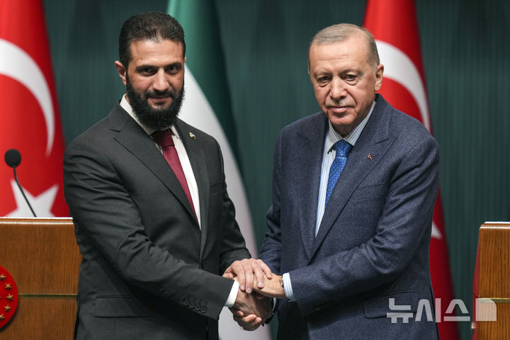 [앙카라=AP/뉴시스] 레제프 타이이프 에르도안(오른쪽) 튀르키예 대통령과 아메드 알샤라 시리아 과도정부 대통령이 4일(현지 시간) 튀르키예 앙카라 대통령궁에서 회담 후 공동 기자회견 하면서 악수하고 있다. 그러나 튀르키예는 여전히 시리아 북부 쿠르드지역에 대한 공습을 계속 중이다. 2025.02.27.