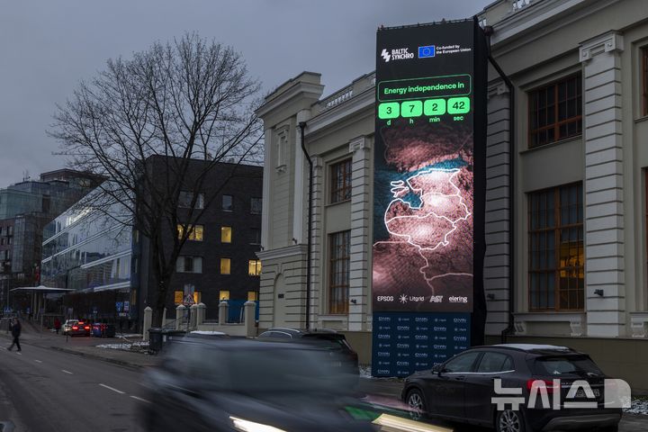 [빌뉴스=AP/뉴시스] 리투아니아·라트비아·에스토니아 발트해 연안 3국이 8일(현지 시간) 러시아 전력망과의 완전한 분리를 실현했다. 사진은 지난 4일 리투아니아 수도 빌뉴스 도심 전광판에 관련 내용이 표시된 모습. 2025.02.09