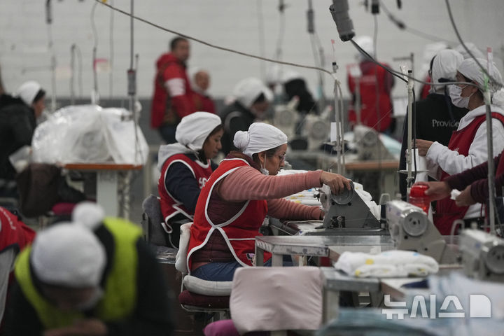 [틀락스칼라=AP/뉴시스] 10일(현지 시간) 월스트리트저널, 파이낸셜타임스에 따르면 멕시코 정부는 내년도 연방 예산안과 함께 관세 인상 관련 법안을 발의했다. 법안이 시행되면 약 1500개 품목, 총 520억 달러 규모의 수입에 영향을 미칠 전망이다. 사진은 지난 2월 4일(현지 시간) 멕시코 중부 틀라스칼라의 한 섬유 공장에서 직원들이 작업하고 있다. 2025.09.11. 