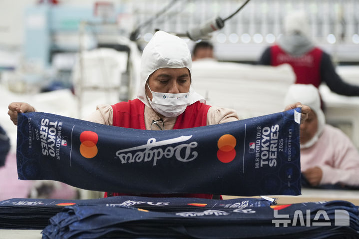 [틀락스칼라=AP/뉴시스] 2월 4일 멕시코 중부 틀라스칼라의 한 섬유 공장에서 이곳 직원이 작업하고 있다. 도널드 트럼프 미국 대통령 정부가 멕시코에 대한 25% 관세 부과를 한 달간 유예했지만 결국 3월 4일부터 이를 부과하면서 국경지대 양국 무역상과 농산물 수출 농민들이 가격인상과 출하량 감소로 큰 피해를 입게 되었다고 AP통신이 전했다. 2025. 03. 04.&nbsp; 