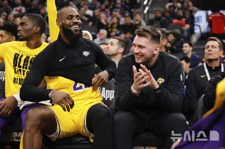 [로스앤젤레스=AP/뉴시스]르브론과 돈치치. 2025.02.04.