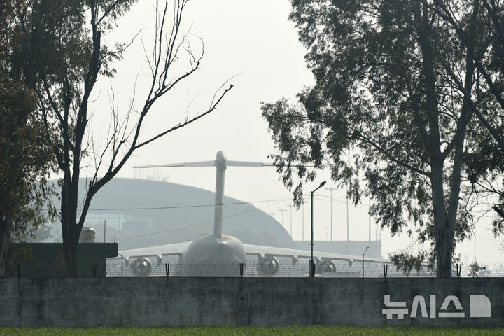 [암리차르=AP/뉴시스] 미국 내 인도 불법 이민자를 태운 미군 군용기가 인도 암리차르 국제공항에 도착하고 있다. 이는 도널드 트럼프 미국 대통령이 불법 이민자 추방을 지시한 이후 인도에 도착한 첫 군용기다. 2025.02.06