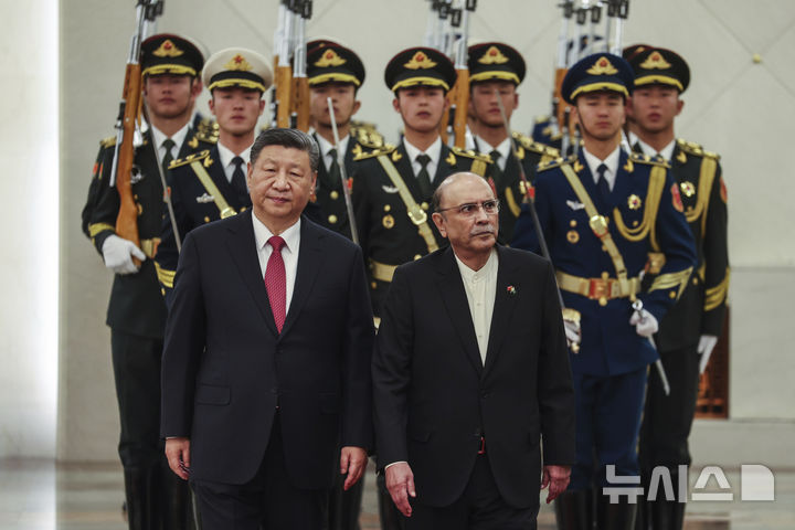 [ 베이징= AP/뉴시스]&nbsp; = 파키스탄의 아시프 알리 자르다리 파키스탄 대통령이 2025년 12월 20일 이라크의 바그다드를 방문,&nbsp; 21일 이라크의 압둘 라티프 라시드 대통령과 정상회담에서 군사협력과 다방면의 교류강화를 약속했다.&nbsp; 사진은 광폭 외교를 벌이고 있는 자르다리 대통령이 올 해 2월 5일 베이징을방문해서 시진핑 국가 주석과 나란히 의장대를 사열하는 장면. 2025. 12. 22. 