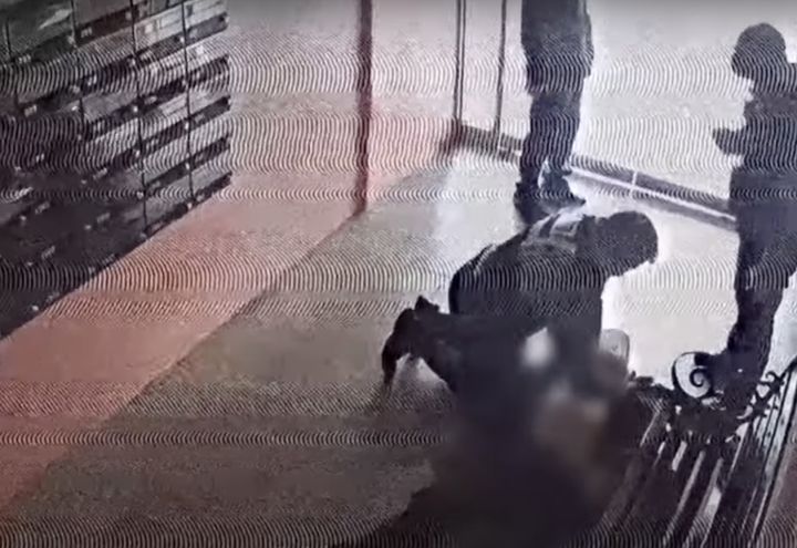 [서울=뉴시스] 4일 '대한민국 경찰청' 공식 유튜브 채널에 '아파트 현관에서 떠나지 않던 사람…가까이 다가가니' 라는 제목의 영상이 올라왔다. (사진=유튜브 갈무리) 2025.02.05. photo@newsis.com *재판매 및 DB 금지