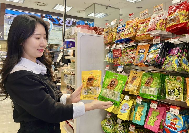 [서울=뉴시스] 6일 편의점 업계에 따르면 GS리테일이 운영하는 GS25는 이날 태국 여행 필수 쇼핑템 '마하차녹 망고젤리' 맛을 변경한 ▲샤인머스캣 젤리 ▲시트러스 레몬 젤리 2종을 출시한다. (사진=GS리테일 제공) *재판매 및 DB 금지