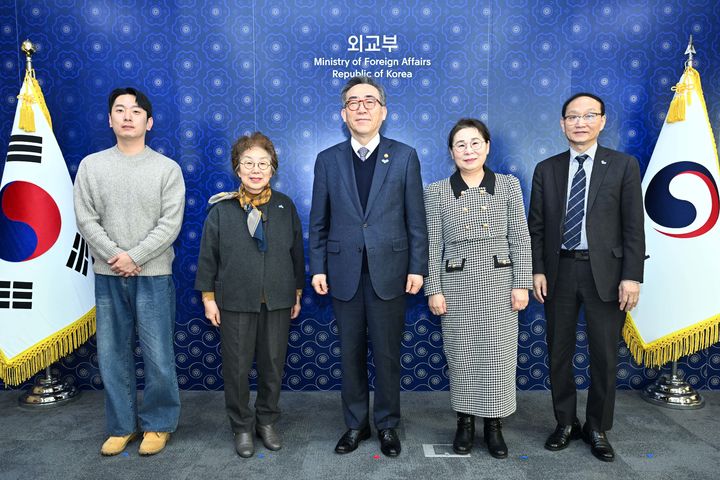 [서울=뉴시스] 외교부는 5일 조태열 장관이 이성의 6.25전쟁납북인사가족협의회 이사장, 손명화 국군포로가족회 대표, 10년 넘게 북한에 억류 중인 김정욱 선교사의 형 김정삼씨, 최춘길 선교사의 아들 최진영씨를 접견했다고 밝혔다. (사진=외교부 제공) 2025.02.05. *재판매 및 DB 금지