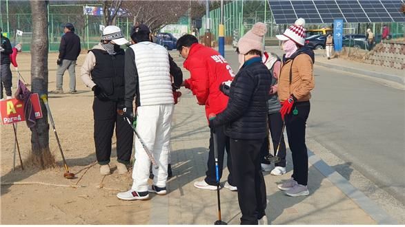 [거제=뉴시스] 신정철 기자= 4·2거제시장 재선거 박환기 국민의힘 예비후보는 5일, 거제면 파크골프장을 방문 '전국 파크골프대회 유치'을 공약했다.사진은 박 예비후보의 거제면 파크골프장 방문 모습.(사진=박환기선대본 제공).2025.02.05. photo@newsis.com *재판매 및 DB 금지