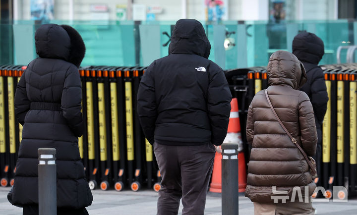 [서울=뉴시스] 이영환 기자 = 강추위가 이어지고 있는 5일 오전 서울 종로구 광화문네거리에서 두꺼운 옷을 입은 시민들이 이동하고 있다. 2025.02.05. 20hwan@newsis.com