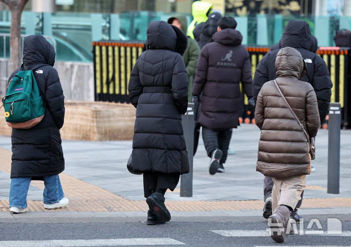 [서울=뉴시스] 이영환 기자 = 강추위가 이어지고 있는 5일 오전 서울 종로구 광화문네거리에서 두꺼운 옷을 입은 시민들이 이동하고 있다. (사진은 해당 기사와 무관) 2025.02.05. 20hwan@newsis.com