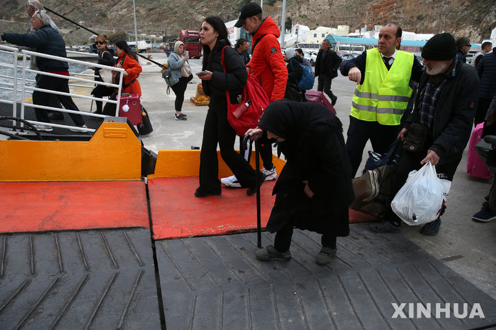 [ 산토리니( 그리스)=신화/뉴시스] 그리스의 한 페리 여객선이 8월 5일 운항중에 암초에 걸려서 움직이지 못해 승객과 선원등 104명이 긴급 구조되었다. 사진은 올 해 2월 4일 산토리니 섬의 지진으로 긴급 대피하기 위해서 같은 형의 페리선에 승선하는 주민들. 2025.08.06. 