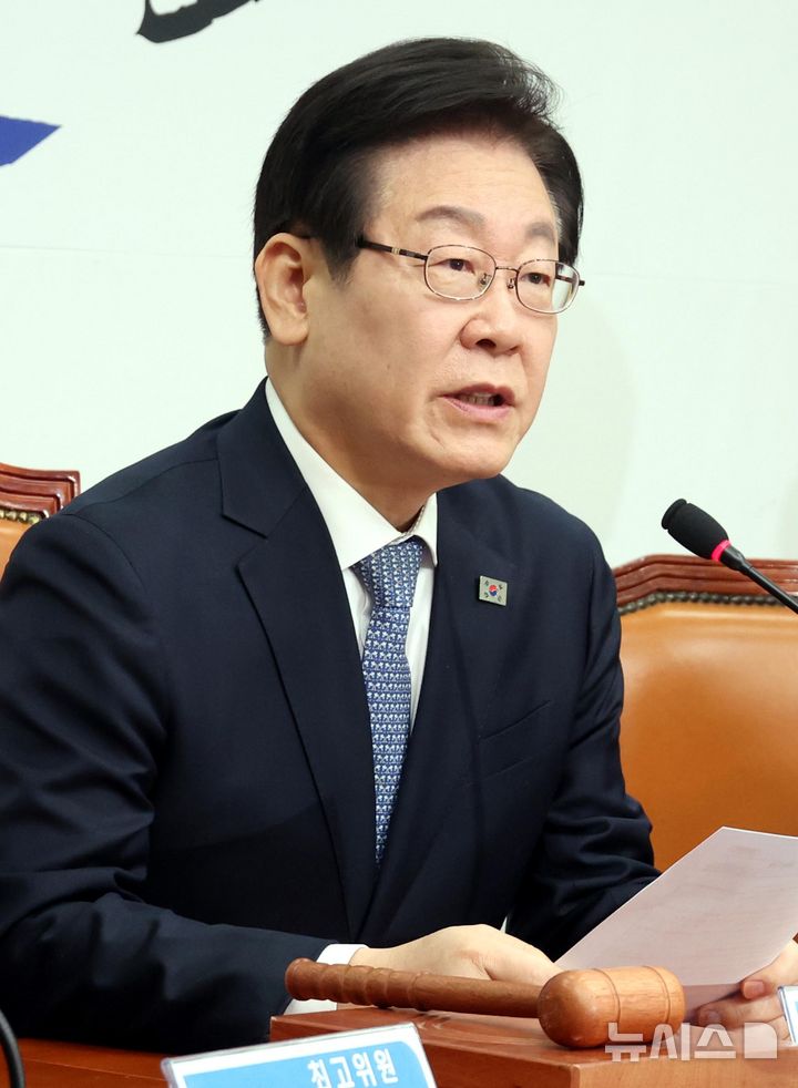 [서울=뉴시스] 조성봉 기자= 이재명 더불어민주당 대표가 5일 오전 서울 여의도 국회에서 열린 최고위원회의에서 발언을 하고 있다. 2025.02.05. suncho21@newsis.com