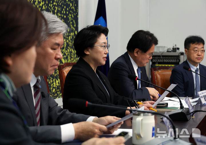 [서울=뉴시스] 고승민 기자 = 김선민 조국혁신당 대표 권한대행이 5일 서울 여의도 국회에서 열린 '더 탄탄한 대한민국으로(탄탄대로) 회의'에서 발언하고 있다. 2025.02.05. kkssmm99@newsis.com