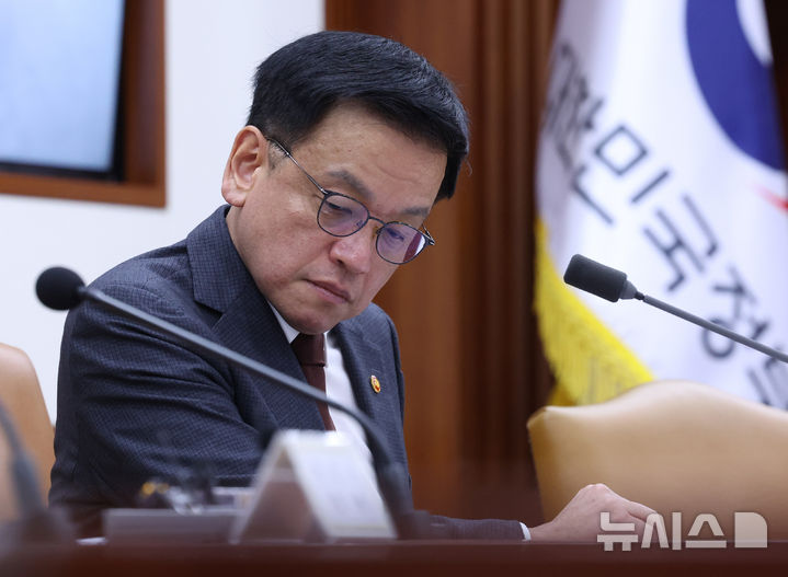 [서울=뉴시스] 조수정 기자 = 최상목 대통령 권한대행 부총리 겸 기획재정부 장관이 5일 정부서울청사에서 열린 국정현안관계장관회의 겸 경제관계장관회의 겸 산업경쟁력강화관계장관회의에서 자료를 보고 있다. 2025.02.05. chocrystal@newsis.com
