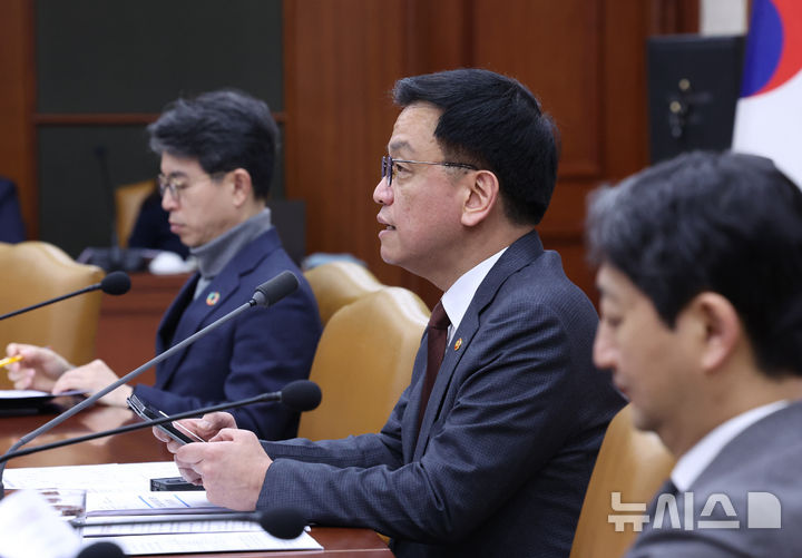 [서울=뉴시스] 조수정 기자 = 최상목 대통령 권한대행 부총리 겸 기획재정부 장관이 5일 정부서울청사에서 열린 국정현안관계장관회의 겸 경제관계장관회의 겸 산업경쟁력강화관계장관회의에서 발언하고 있다. 2025.02.05. chocrystal@newsis.com