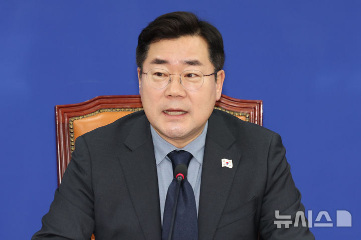 [서울=뉴시스] 권창회 기자 = 박찬대 더불어민주당 원내대표가 지난 5일 오전 서울 여의도 국회에서 열린 민생경제회복단 제7차 현장 및 전문가 간담회 '멈춰선 에너지전환, 전력산업의 길을 찾다'에서 발언하고 있다. 2025.02.05. kch0523@newsis.com
