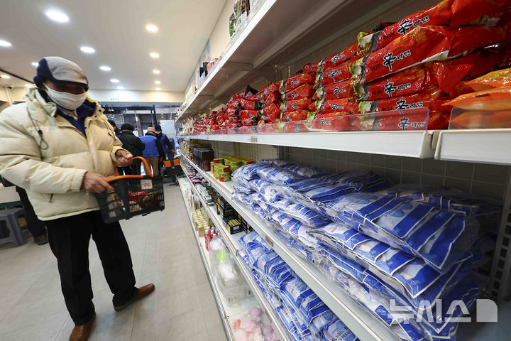 [서울=뉴시스] 김근수 기자 = 연일 강추위가 이어지는 5일 오전 서울 중구 동자동 서울역쪽방상담소 온기창고에서 한 마을 주민들이 물건을 고르고 있다. 2025.02.05. ks@newsis.com