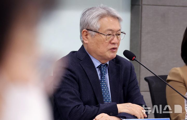 [서울=뉴시스] 김용익 재단법인 돌봄과 미래 이사장이 지난해 2월 5일 오후 서울 여의도 국회 의원회관 간담회의장에서 열린 국회 건강과 돌봄 그리고 인권포럼 총회 및 세미나에서 발표를 하는 모습. (사진=뉴시스 DB) 2025.02.05. photo@newsis.com