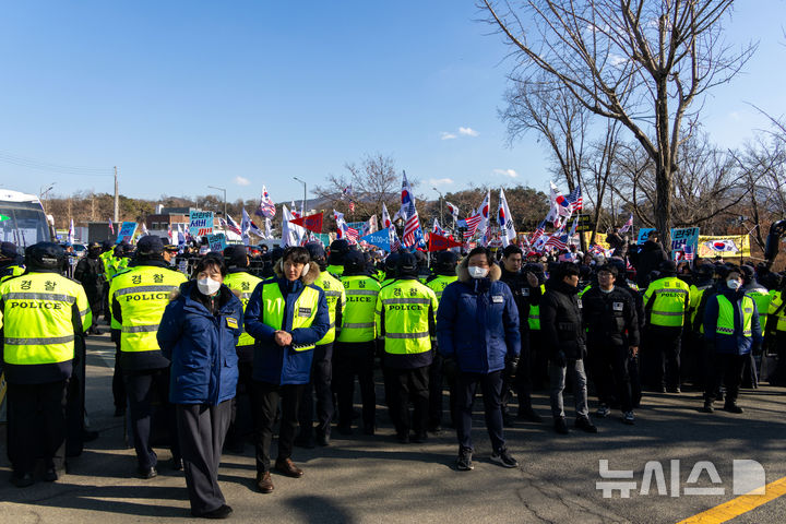 [의왕=뉴시스] 국회사진기자단 = 국회 윤석열 정부의 비상계엄 선포를 통한 내란혐의 진상규명 국정조사특별위원회(내란 국조특위) 2차 현장조사 청문회가 진행된 5일 오후 경기 의왕시 서울구치소 인근에서 윤 대통령 지지자들이 집회를 이어가는 가운데 경찰 병력이 모여 있다. 2025.02.05. photo@newsis.com