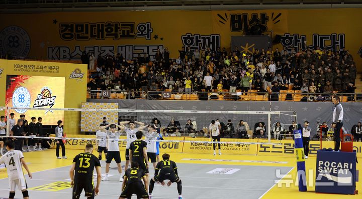 [의정부=뉴시스] 고범준 기자 = 5일 경기도 의정부시 경민대학교 기념관(체육관)에서 열린 2024-2025 V-리그 남자부 KB손해보험 스타즈와 현대캐피탈 스카이워커스의 경기, 관중들이 열띤 응원을 하고 있다. 2025.02.05. bjko@newsis.com