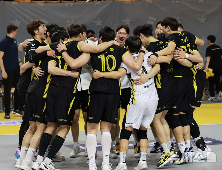 [의정부=뉴시스] 고범준 기자 = 지난 5일 경기도 의정부시 경민대학교 기념관(체육관)에서 열린 2024-2025 V-리그 남자부 KB손해보험 스타즈와 현대캐피탈 스카이워커스의 경기, 세트스코어 3-1로 승리한 KB손해보험 선수들이 기뻐하고 있다. 2025.02.05. bjko@newsis.com