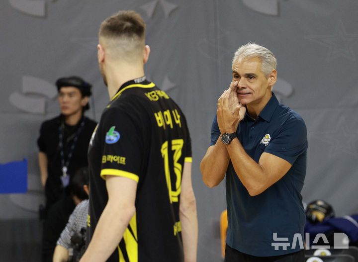 [의정부=뉴시스] 고범준 기자 = 지난 5일 경기도 의정부시 경민대학교 기념관(체육관)에서 열린 2024-2025 V-리그 남자부 KB손해보험 스타즈와 현대캐피탈 스카이워커스의 경기, KB손해보험 레오나르도 아폰소 감독이 선수들에게 작전 지시를 하고 있다. 2025.02.05. bjko@newsis.com