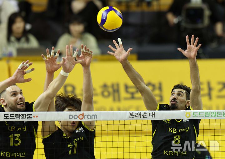 [의정부=뉴시스] 고범준 기자 = 5일 경기도 의정부시 경민대학교 기념관(체육관)에서 열린 2024-2025 V-리그 남자부 KB손해보험 스타즈와 현대캐피탈 스카이워커스의 경기, KB손해보험 야쿱(오른쪽)이 블로킹 하고 있다. 2025.02.05. bjko@newsis.com