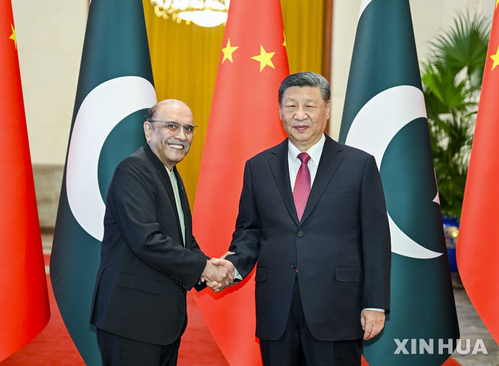 [베이징=신화/뉴시스] 시진핑(오른쪽) 중국 국가 주석이 5일(현지 시간) 중국 베이징 인민대회당에서 아시프 알리 자르다리 파키스탄 대통령과 악수하고 있다. 자르다리 대통령은 중국을 국빈 방문했다. 2025.02.06.