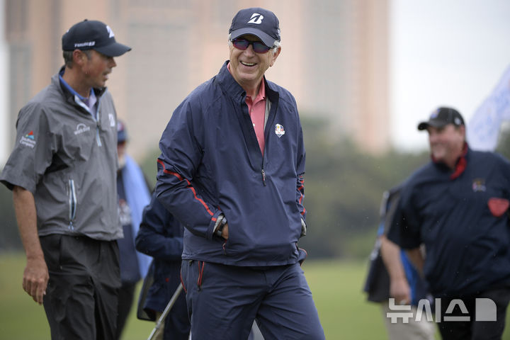 [올랜도=AP/뉴시스] 미국프로골프(PGA) 투어 맷 쿠처(왼쪽), 그의 부친 피터 쿠처. 2018. 12. 15.