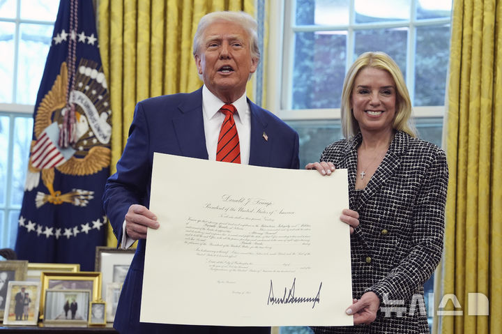 [워싱턴=AP/뉴시스]도널드 트럼프 미국 대통령이 5일(현지 시간) 백악관 집무실에서 팸 본디 신임 법무장관 임명식을 진행하고 기념촬영을 하고 있다. 2025.02.06.