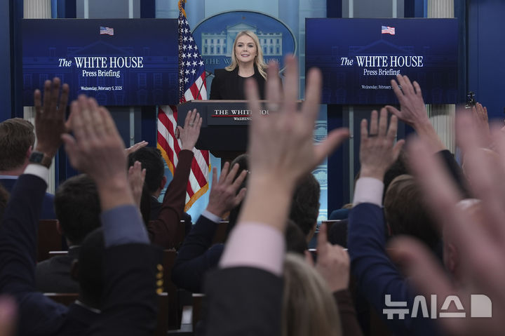 [워싱턴=AP/뉴시스]캐롤라인 레빗 백악관 대변인이 5일(현지시간) 백악관 정례브리핑을 진행하고 있다. 2025.02.06.