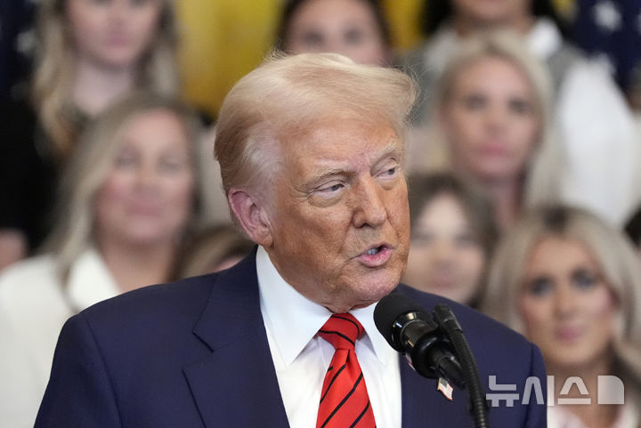 [워싱턴=AP/뉴시스]도널드 트럼프 미국 대통령이 5일(현지시간) 백악관 이스트룸에서 성전환 여성이 여성스포츠에 참가하는 것을 금지하는 행정명령에 서명하기 앞서 연설하고 있다. 2025.02.06.