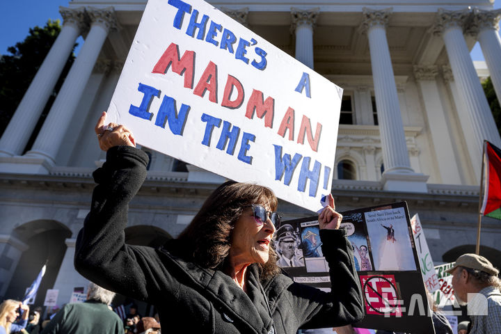[새크라멘토=AP/뉴시스] 미 캘리포니아주 새크라멘토의 주 의사당 앞에서 한 여성이 "백악관에 웬 미친사람이 있다"는 손팻말을 들고 반트럼프 시위에 참여하고 있다. 2025.05.25. 