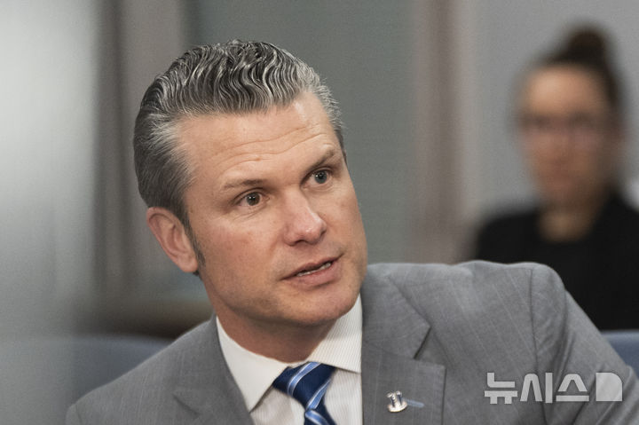 [워싱턴=AP/뉴시스]피트 헤그세스 미국 국방장관이 5일(현지 시간) 워싱턴 국방부에서 베냐민 네타냐후 이스라엘 총리와의 회담에 앞서 기자들의 질문을 받고 있다. 2025.02.06.