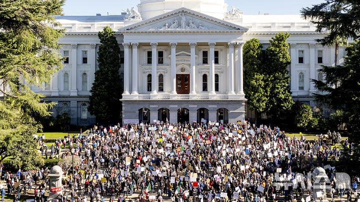 [새크라멘토=AP/뉴시스]&nbsp;&nbsp; 미 캘리포니아주 새크라멘토의 캘리포니아주 의사당 앞에서 지난 2월 5일 수많은 시위대가 도널드 트럼프 대통령의 강력한 이민 단속과 추방 정책에 항의하는 시위를 벌이고 있다.&nbsp; 캘리포니아주는 미국에서 가장 인구가 많은 주로 최근 2년간 더 늘어났다. 2025.05.02. 
