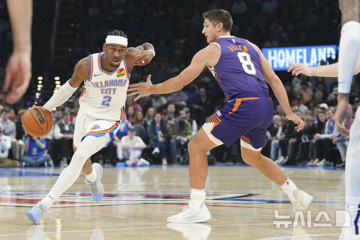 [오클라호마시티=AP/뉴시스] 미국프로농구(NBA) 오클라호마시티 선더의 샤이 길저스알렉산더(왼쪽). 2025. 2. 5.