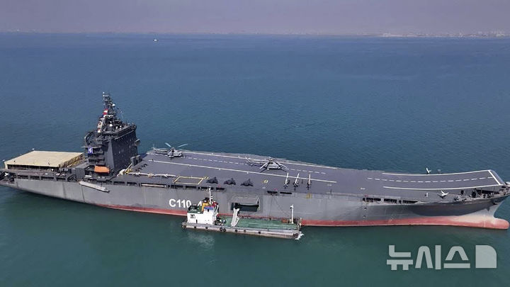 [테헤란(이란)=AP/뉴시스]이란 혁명수비대 세파뉴스가 제공한 사진 속에 6일 진수된 이란 최초의 드론 운반 전함 '샤히드 바게리'호가 페르시아만에 떠 있다. 이란은 상업용 선박을 개조한 이 전함이 본토에서 멀리 떨어진 바다에서도 작선을 수행할 수 있다고 밝혔다. 2025.02.06.