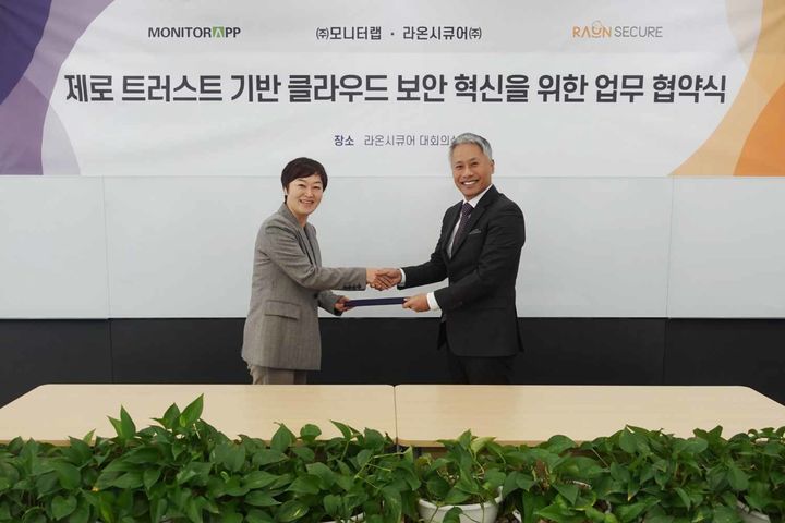 (왼쪽부터)이정아 라온시큐어 대표와 이광후 모니터랩 대표가 업무협약 체결 후 기념사진을 촬영하고 있다.(사진=라온시큐어 제공) *재판매 및 DB 금지