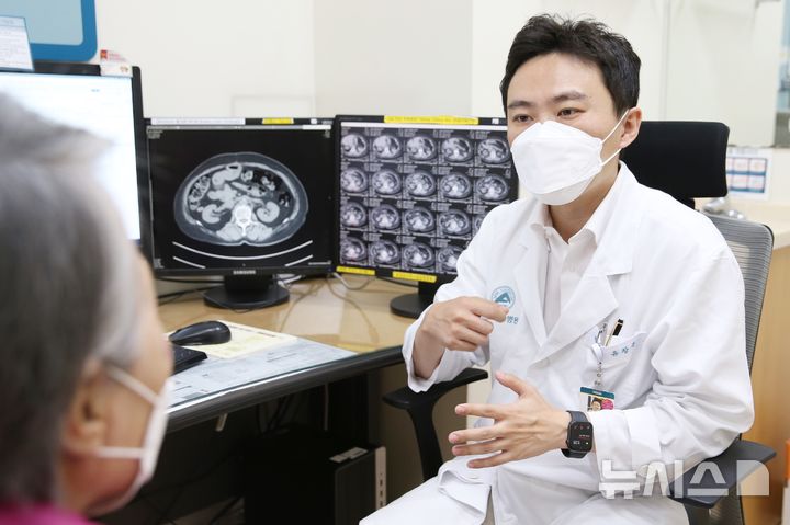 [서울=뉴시스]유창훈 서울아산병원 종양내과 교수가 암 환자를 진료하고 있다. (사진= 서울아산병원 제공) 2025.02.06. photo@newsis.com. 